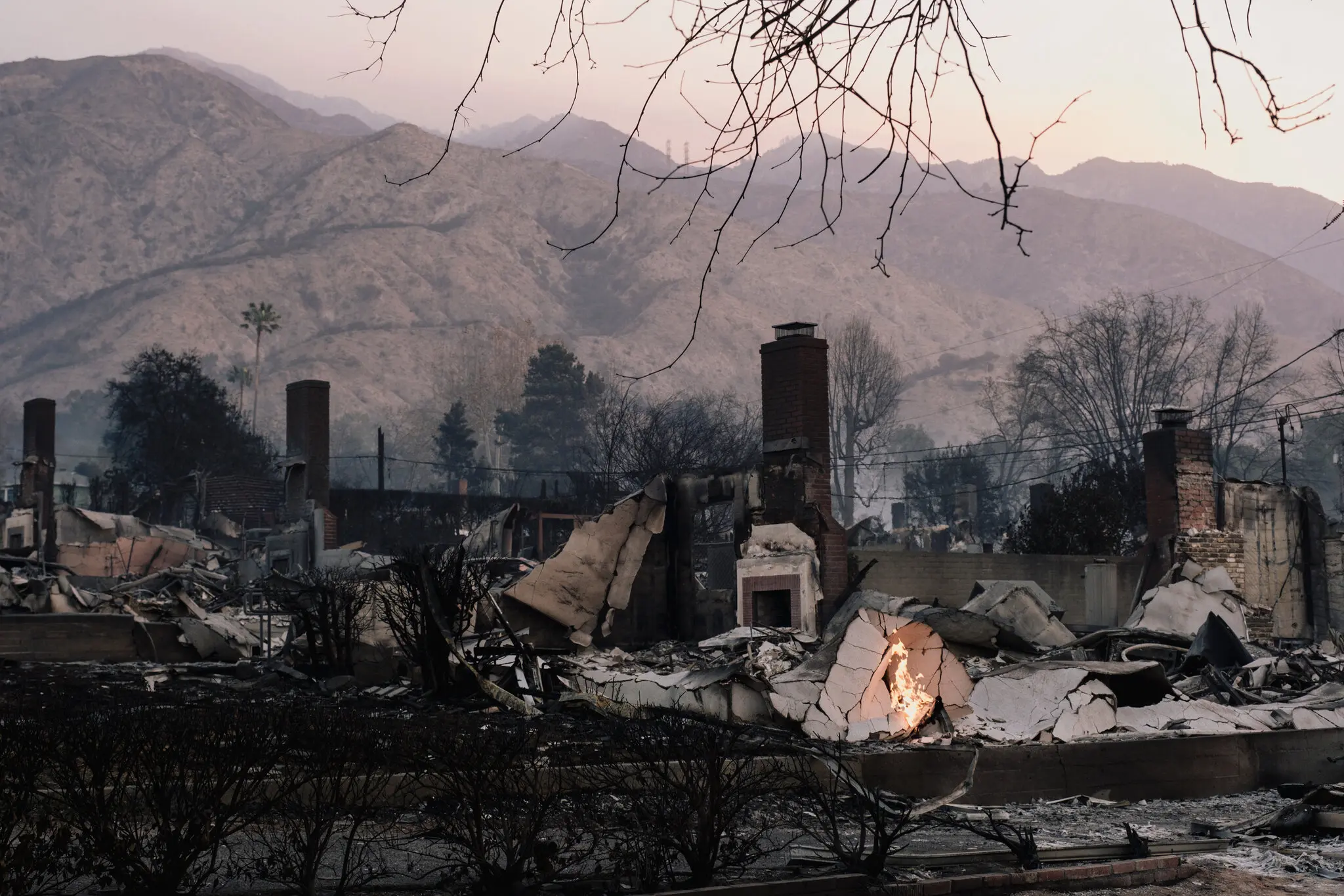 Мільярдери в Беверлі-Гіллз, хаос у Лос-Анджелесі: як столиця розваг бореться з пожежами, кризою житла, безробіттям і тиском Вашингтона